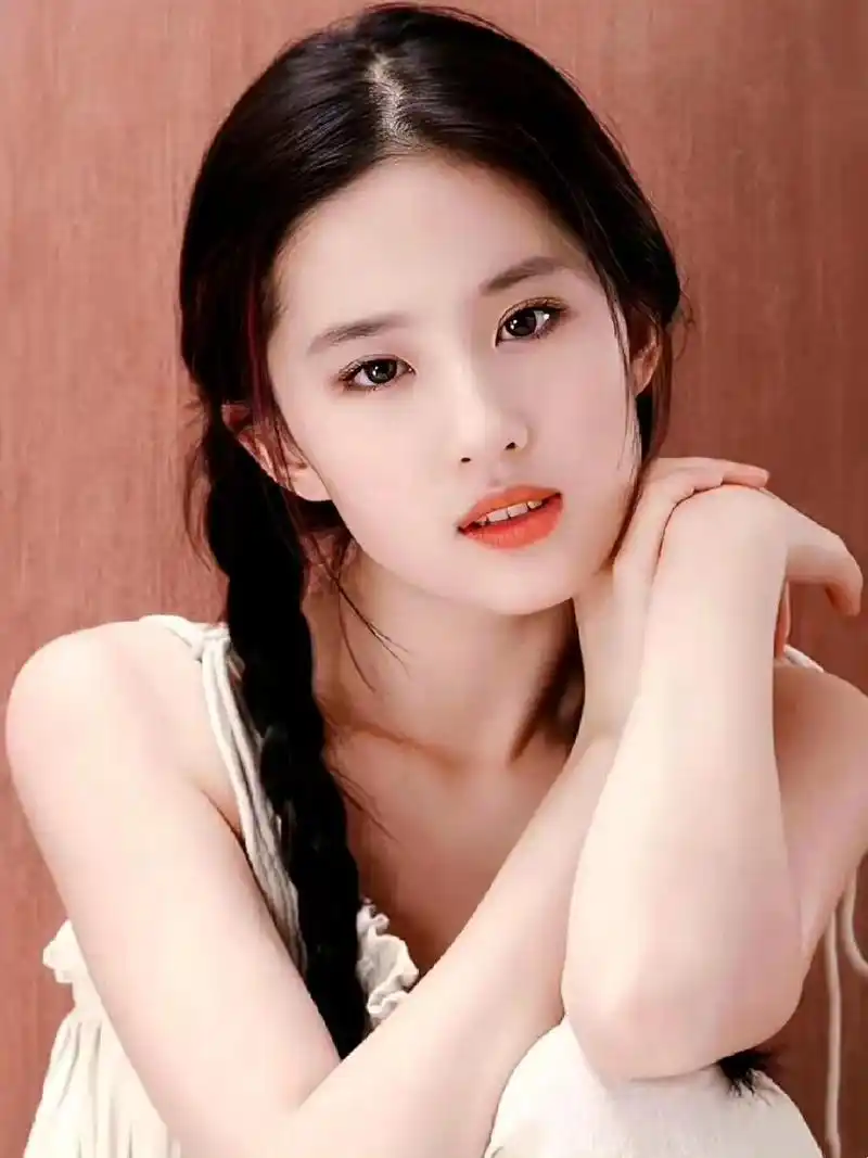 这组照片在那时候,不管是贴画还是海报都卖的特别火,刘亦菲不愧是