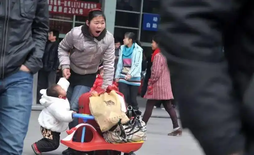 春运最苦最累是母亲,要抱孩子扛行李,一路上还得照顾孩子