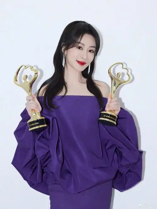 杨紫微博之夜身穿紫色长裙获得两项大奖称新的一年继续努力
