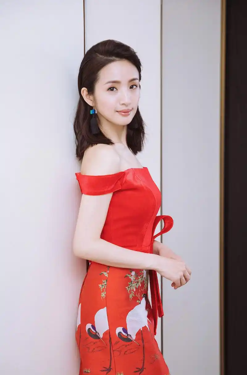 林依晨性感优雅一字肩红裙写真图片77