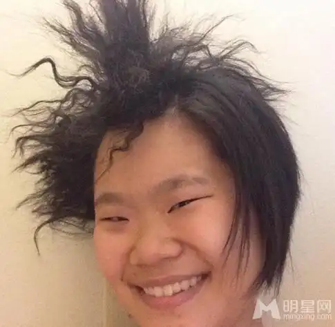 毕福剑女儿正面照曝光杀马特造型令人喷饭