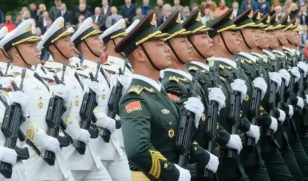 军人出门喜欢穿"便装",不是军装不够"帅",而是因为