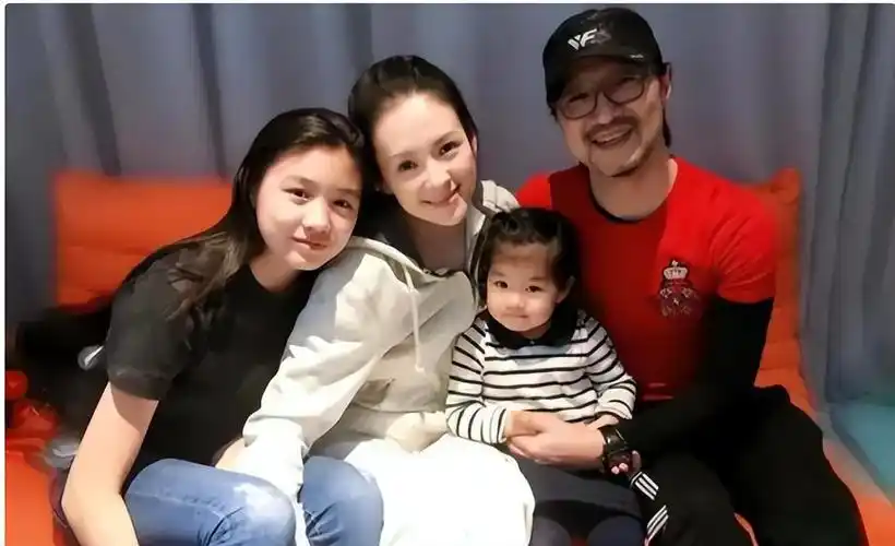 后来葛荟婕又吐槽,她不满汪峰将女儿小苹果签到那英的公司.