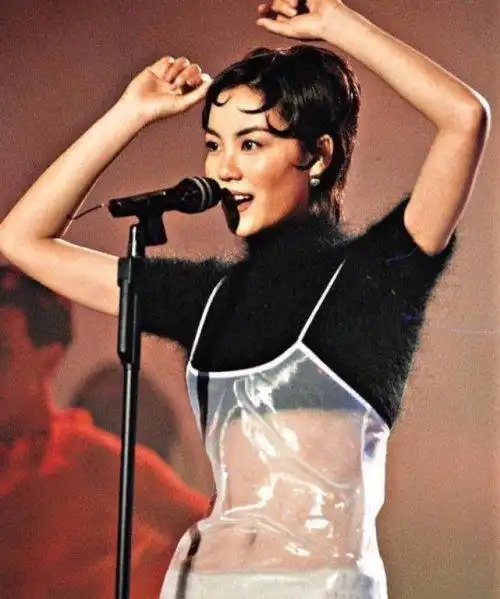 年轻时候拥有好身材的王菲也是超级敢穿的一个人,对于她