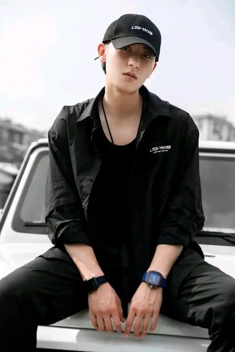 黄子韬,帅气阳光大男孩,身高183,出生于山东省  从小就被家里穷养的