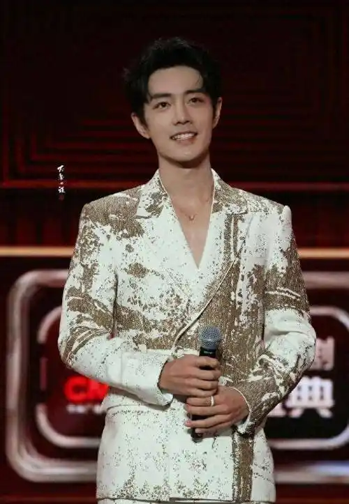 肖战亮相中国电视剧年度盛典,金色西装成全场焦点,生图引热议_黄金
