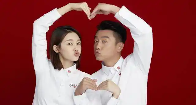 原创郑恺老婆苗苗身材没得挑穿红色7分裤配镂空靴真让人羡慕