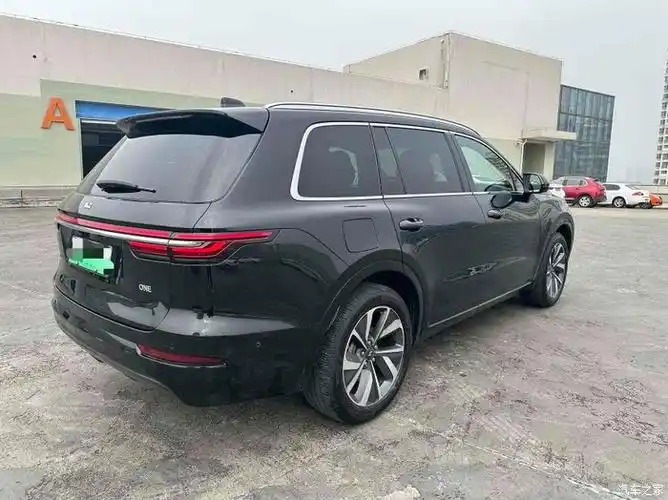 21款理想one6座黑外棕内21年11月上牌行驶5