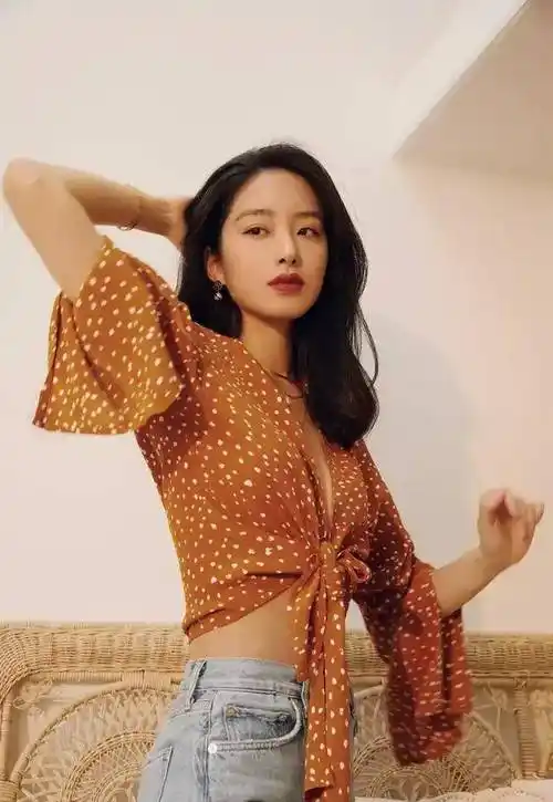 杨采钰比刘亦菲年纪小,资源越来越好_陈金飞_恋情_钟楚曦