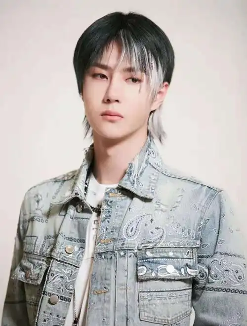 王一博发文回归街舞4发型是十分抢眼