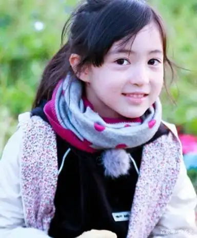 明明是混血儿的夏天,近照越来越像妈妈,几乎要看不出混血样了!