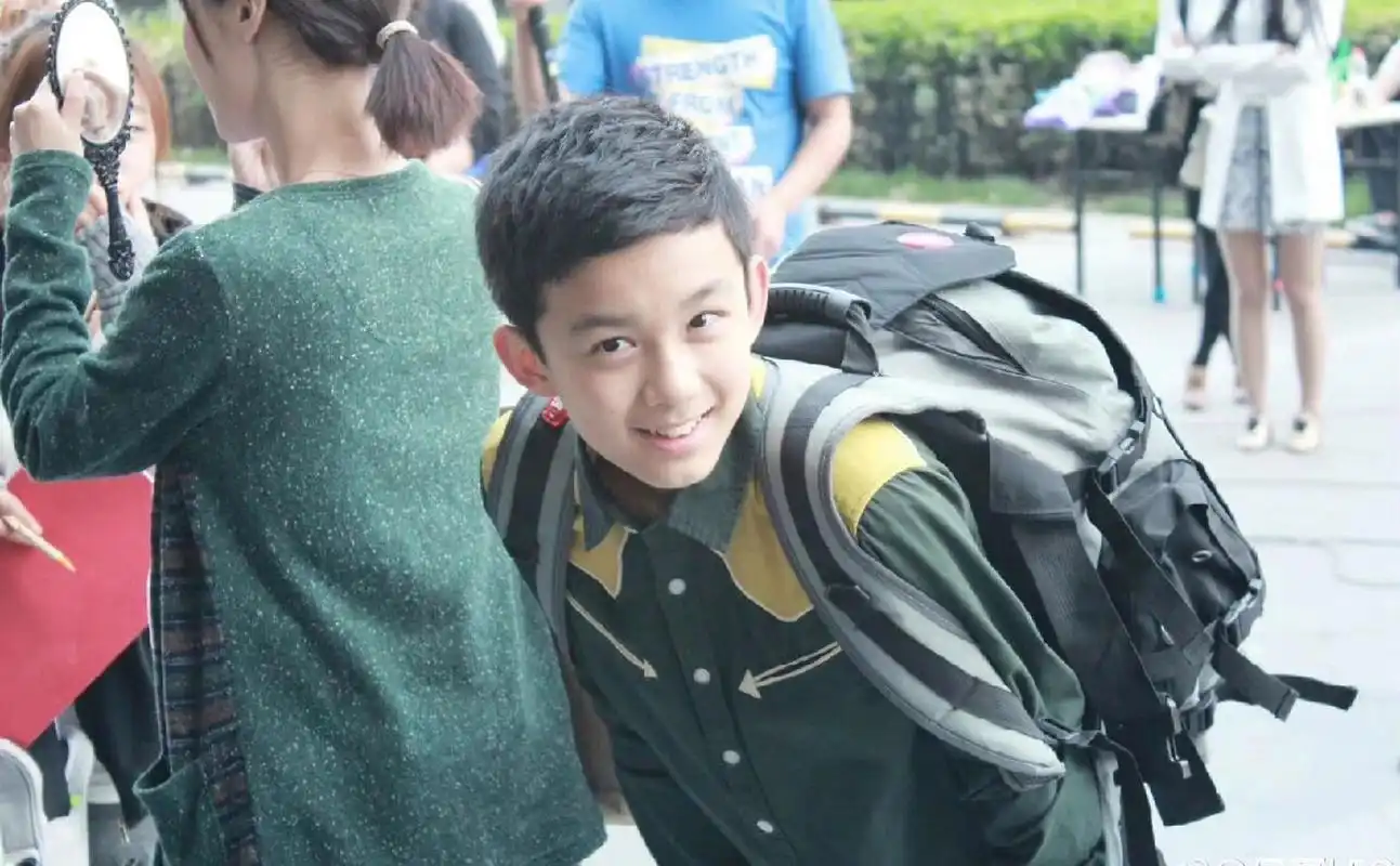 吴磊从小到大的照片 三石的情商超高,第二个不是吴磊,开始我认错了.