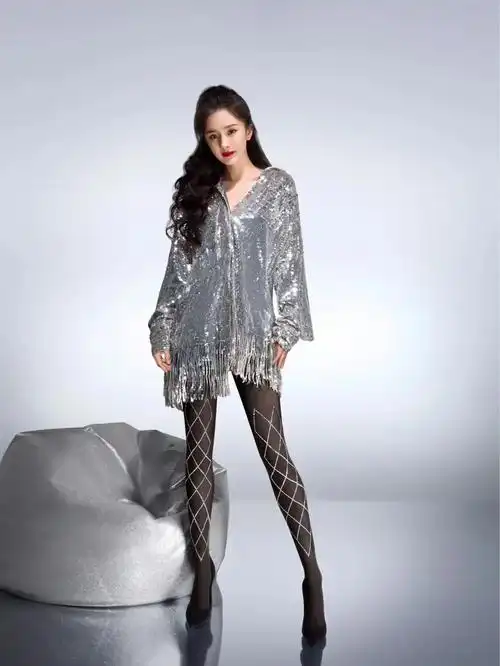 杨幂胆子真大,紧身皮裤直接搭配运动文胸,身材过于傲人非常自信_造型