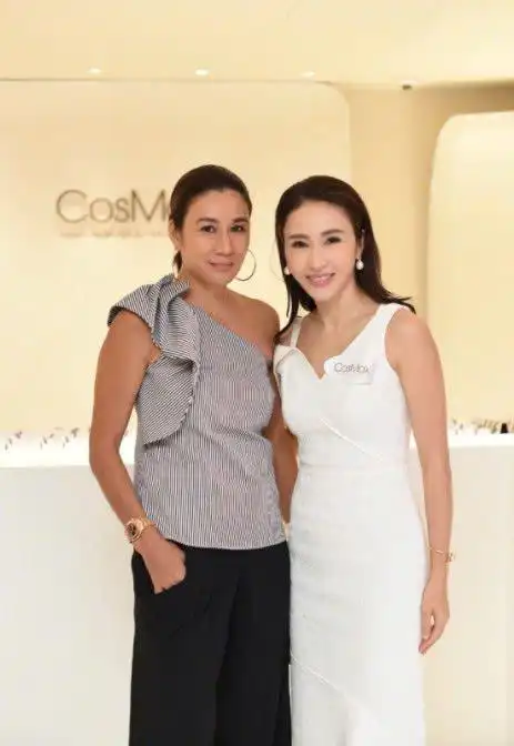 47岁朱茵穿吊带裙遇上48岁黎姿保养与不保养的差别