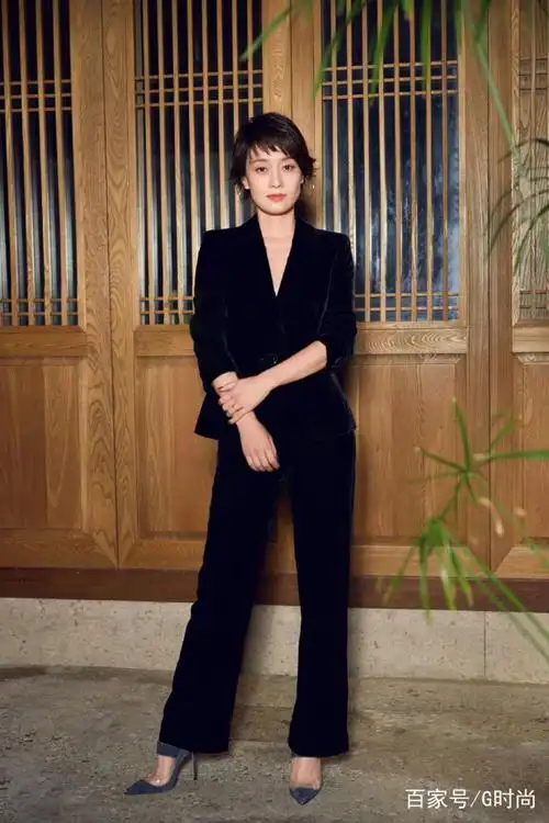 马伊琍清爽干练的短发街拍 气质出众尽显高级质感