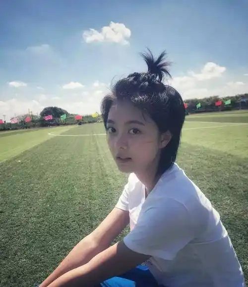 赵今麦"旧照"翻红,素颜难掩惊艳,网友感叹:不愧是星圈学霸!