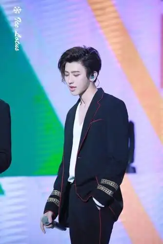 蔡徐坤撩粉 蔡徐坤喉结拉链 蔡徐坤的致命喉结拉链诱惑好迷人