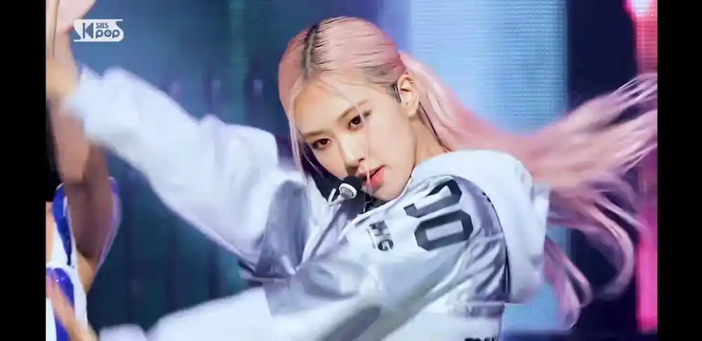 blackpink朴彩英粉发rose的舞台时刻