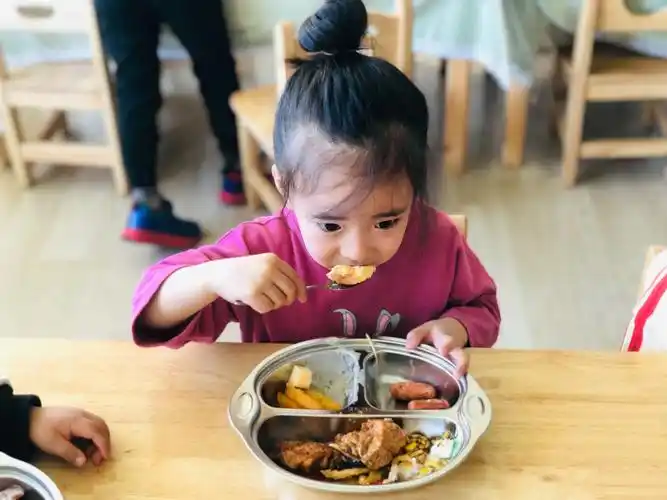 温暖春日——朵兰幼儿园生日餐会