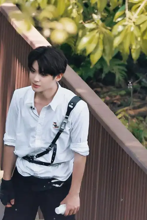 黄明昊白衬衫造型路透