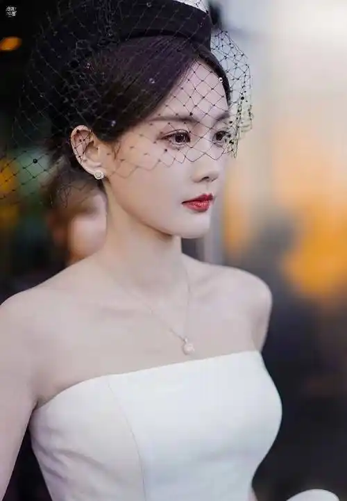 李一桐漂亮的复古名媛风写真,白色抹胸连衣裙凸显优雅,美到我心坎里了