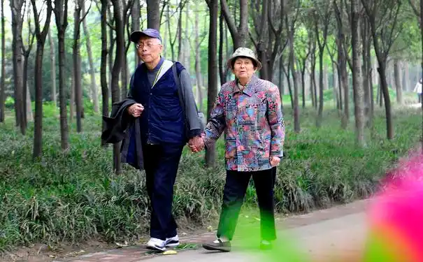 夫妻相爱的经典句子少来夫妻老来伴的朋友圈说说