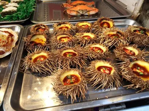 暮春四月 来青岛旅游 台东海鲜小吃"黏"人脚 烤大虾喝原浆啤酒