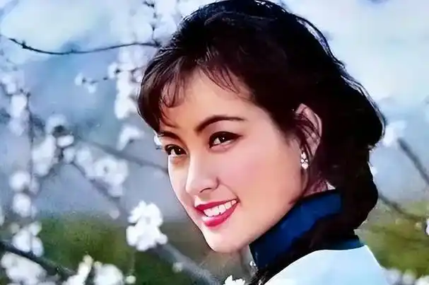 她是华语电影界的巅峰之星,她是刘晓庆,一位备受尊敬和崇拜的演员,她