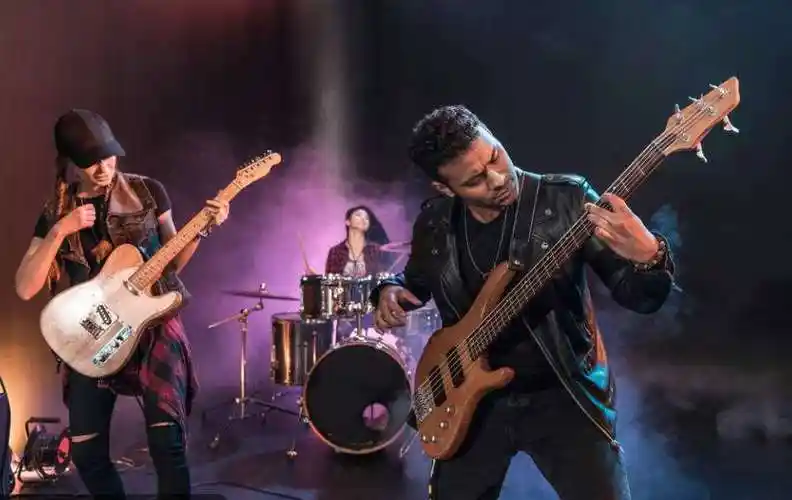 萨克斯和其他乐器,就偏蓝调,方克,流行摇滚等风格了,乐队方面可以听听