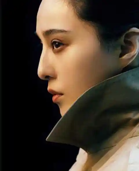 范冰冰拍大片造型精致时髦霸气蝙蝠耳太怪异