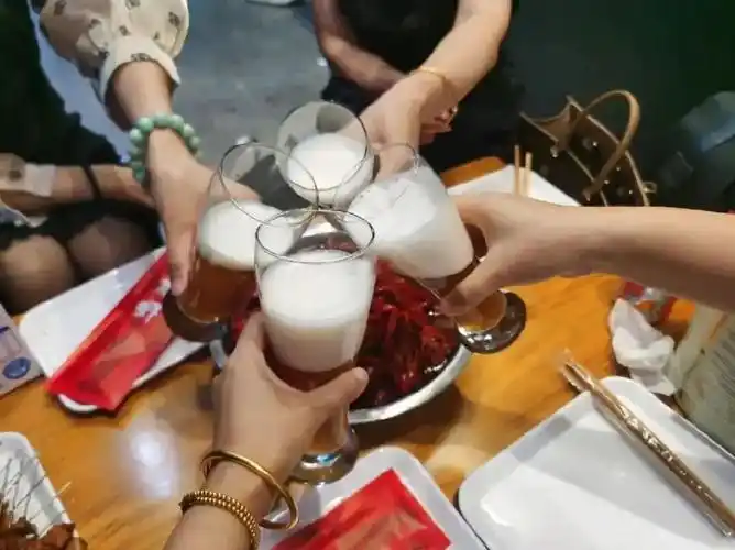 女子过量饮酒致死,3位闺蜜成被告!