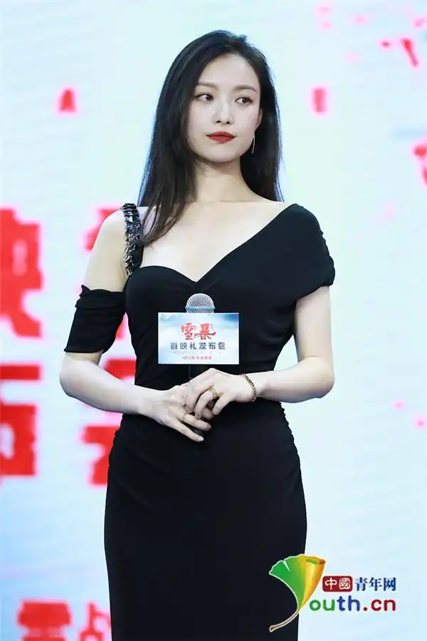 可甜可盐!倪妮出席电影发布会 嘟嘴卖萌霸气举枪