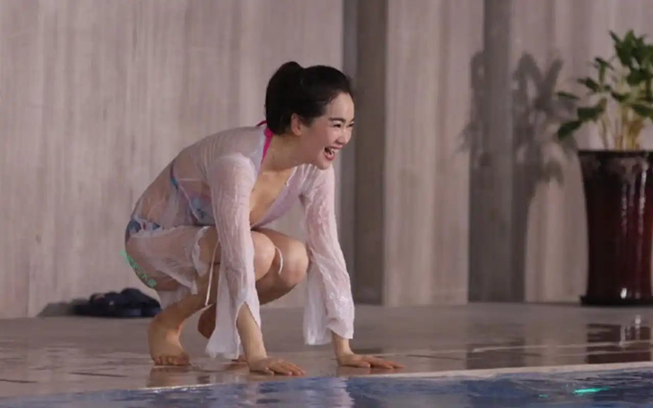 45岁左小青越来越大胆,看她被水浸湿那刻,网友:老脸一红!