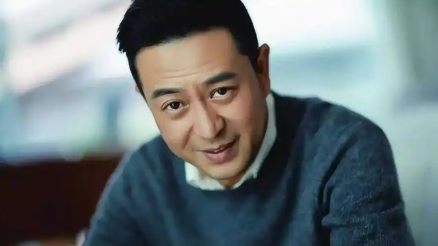 张嘉译拍摄花絮,看他气急败坏的样子真是太可爱了,群演都笑场了!