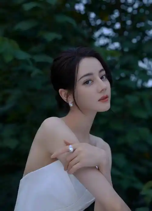 迪丽热巴时尚写真优雅丽人高贵魅力