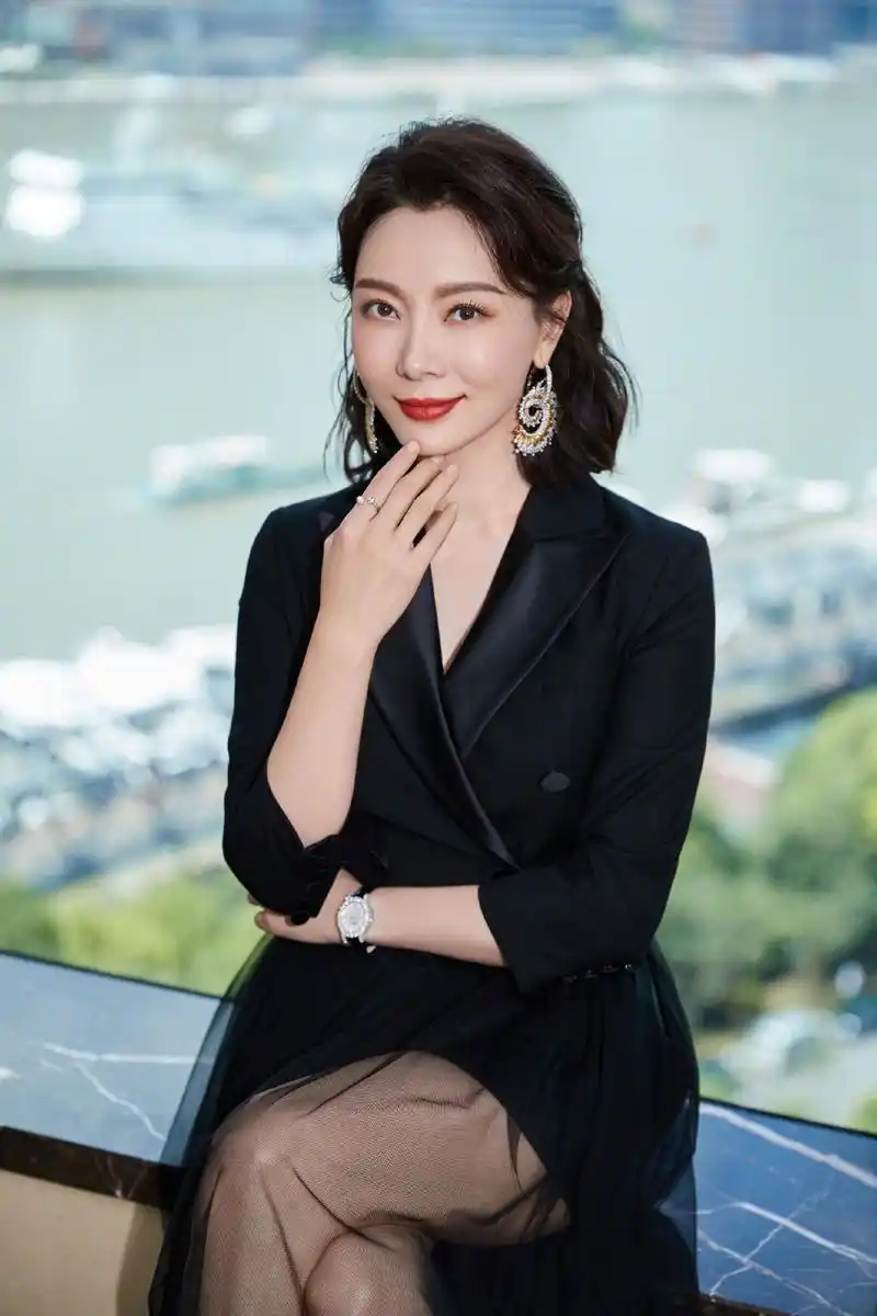 原创42岁陈数剪短发很高级一袭黑色西服黑色半身裙减龄又时髦