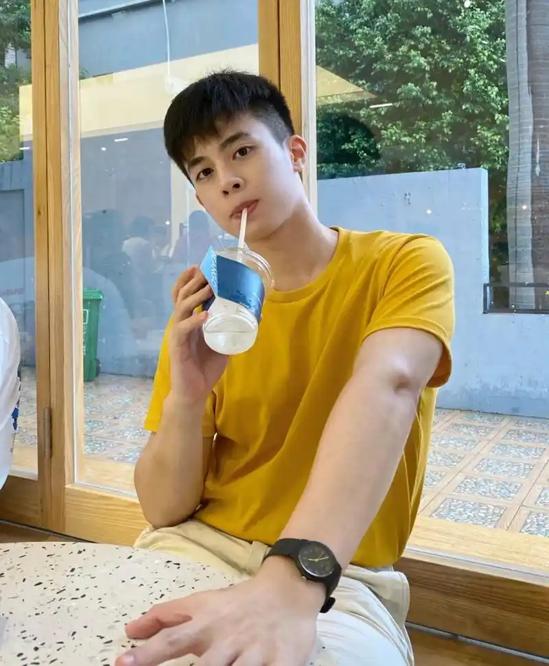 校草级痞帅00后青春少年,神仙颜值小哥哥,看起来很好欺负的样子