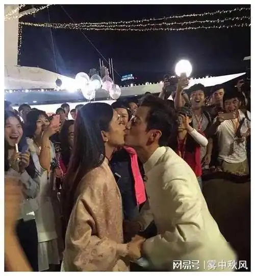 赵丽颖何炅嘴对嘴亲吻照被扒出,场面咋舌,知情人称并非隔着玻璃