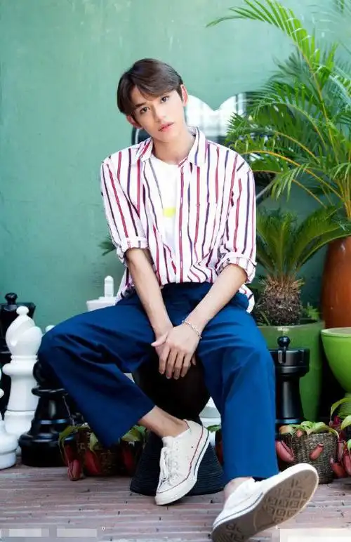 黄旭熙太厉害!烂大街的条纹衫分分钟穿出高级感,这颜值简直逆天