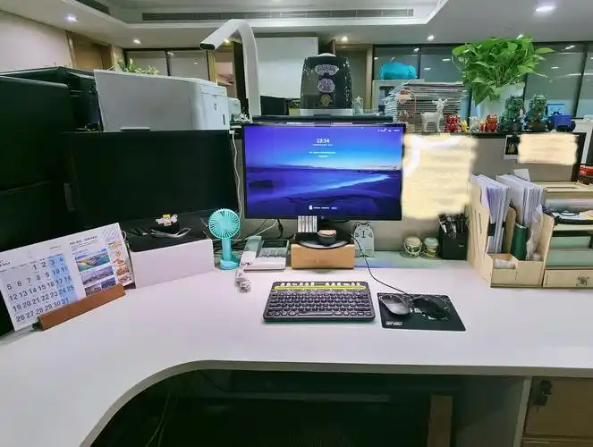 康康我工位一枚认真工作的台位