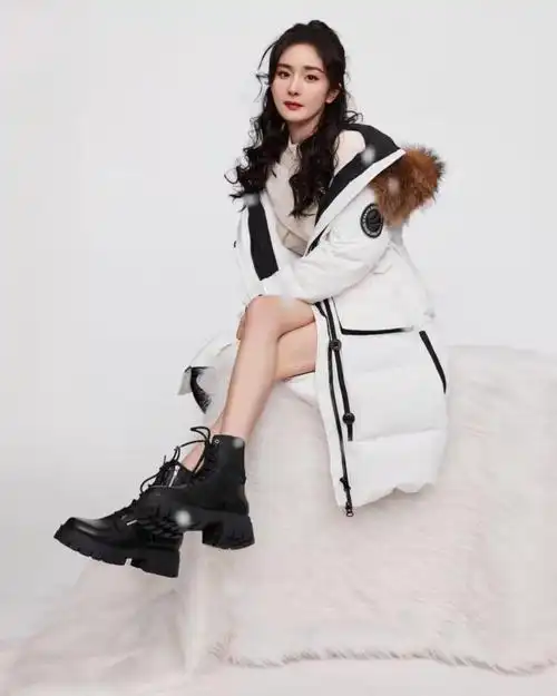 杨幂整套造型简单又不失精致感同款的羽绒服更是火出圈