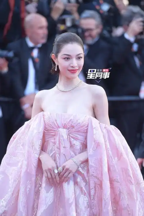 钟楚曦戛纳红毯回眸##钟楚曦仙气粉纱裙##钟楚曦东方玉芙蓉