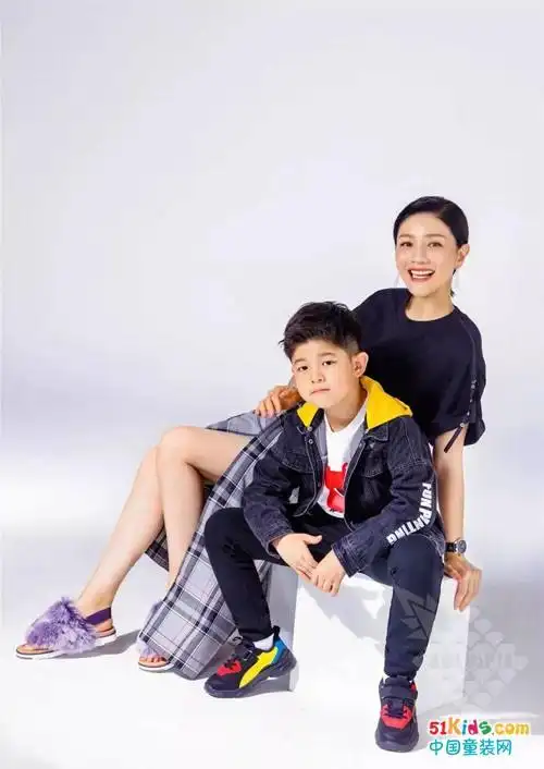 明星大片丨胡可携安吉拍摄abckids时尚大片