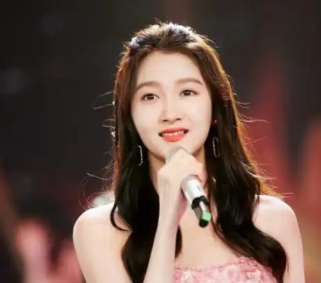 关晓彤vs金晨同台,顶级骨相之争,网友直呼:鹿晗真是捡到宝了