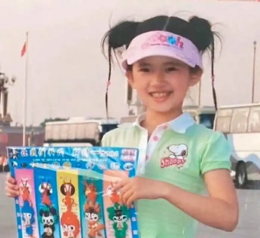 赵露思小时候照片真可爱,从小就是美人胚子 #ai共创计划