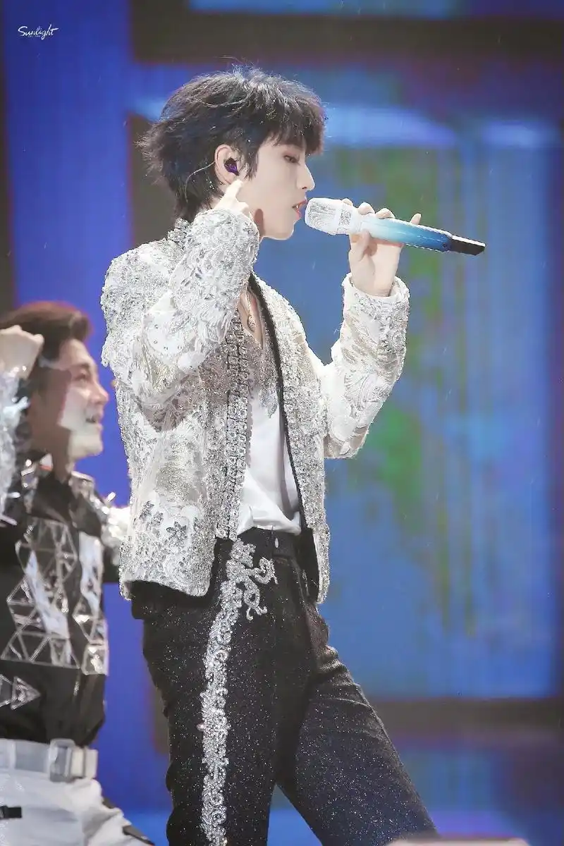 王俊凯 #tfboys十年之约 演唱会绝美神图!站姐们都是 - 抖音