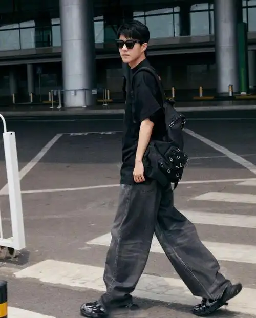 刘昊然今日现身机场启程巴黎一身巴黎世家全黑搭配