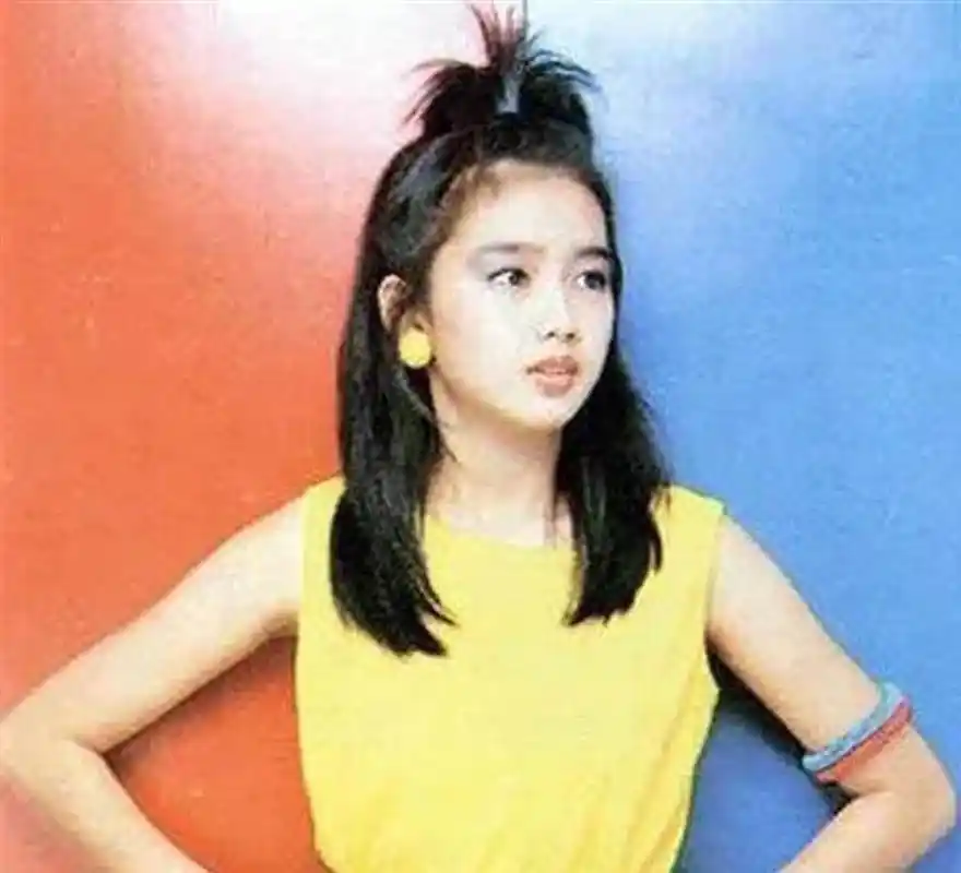 这个女孩就是马来西亚富豪的外甥女,也是日后刘德华的妻子朱丽倩.