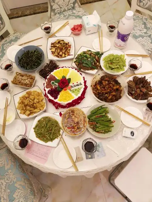 为过生日的同学在成都家里准备生日宴