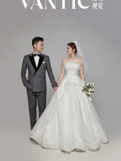 我是一个很害怕拍照的人,面对镜头极度不自然,加上眼睛又小,我对婚纱